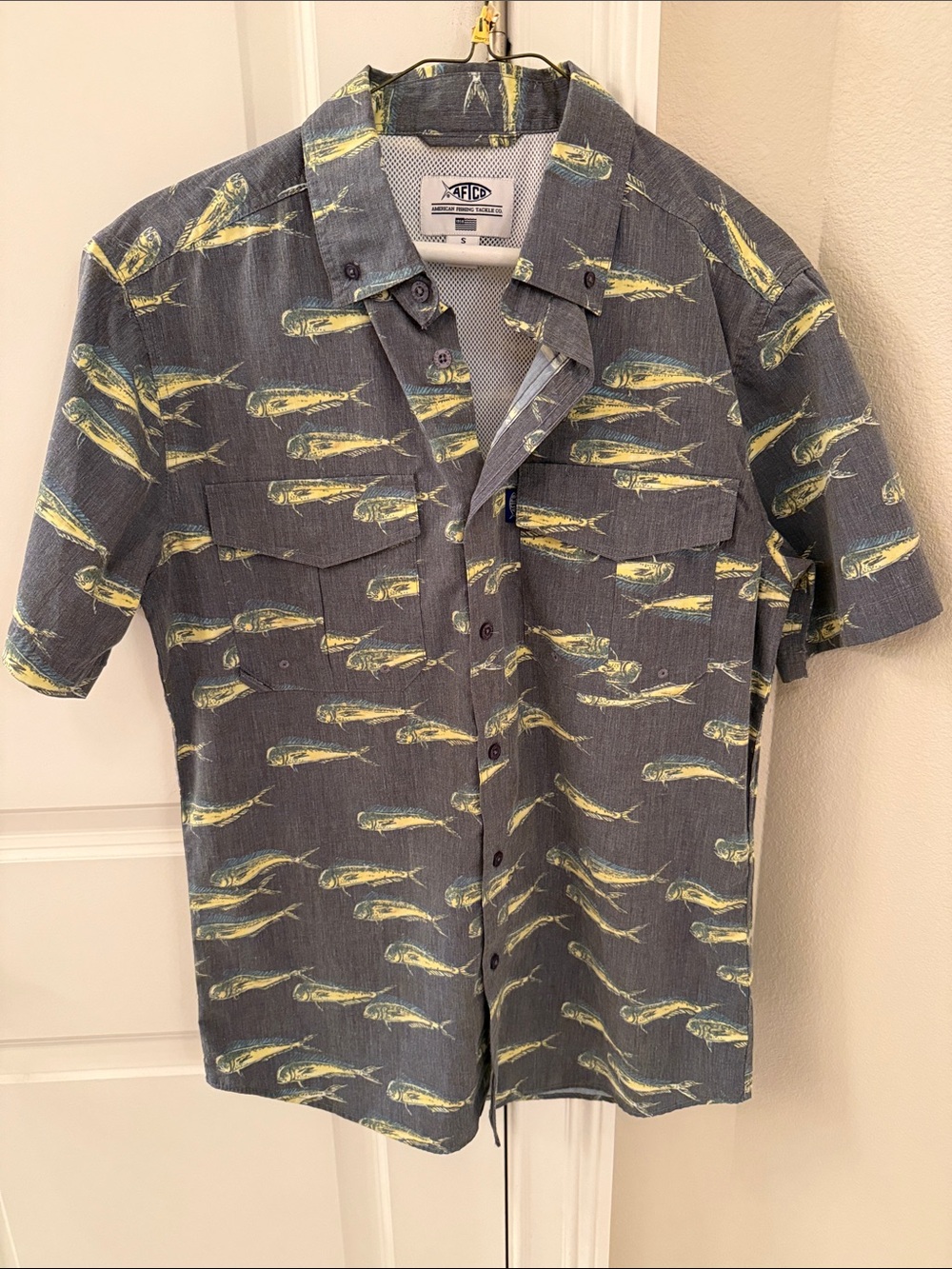 AFTCO Gray Short-Sleeve Button-Down Shirt with Yellow Mahi Print